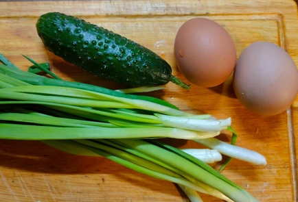 Фото шага рецепта Салат из зеленого лука с огурцом яйцом и сметаной 175938 шаг 1  