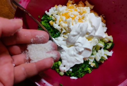 Фото шага рецепта Салат из зеленого лука с огурцом яйцом и сметаной 175938 шаг 11  