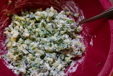 Фото шага рецепта Салат из зеленого лука с огурцом яйцом и сметаной 175938 шаг 12  