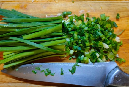 Салат с яйцом, горошком и зелёным луком: рецепт - Лайфхакер