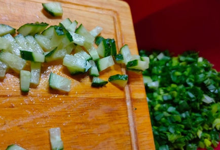 Фото шага рецепта Салат из зеленого лука с огурцом яйцом и сметаной 175938 шаг 7  
