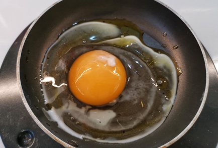Фото шага рецепта Салат ромен с яйцом и авокадо 150977 шаг 6  