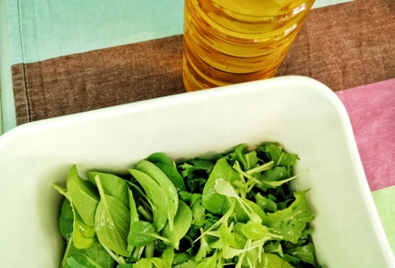 Фото шага рецепта Салат с адыгейским сыром зеленью и орехами 151218 шаг 5  