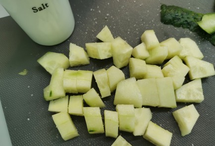 Фото шага рецепта Салат с авокадо и беконом 186721 шаг 5  