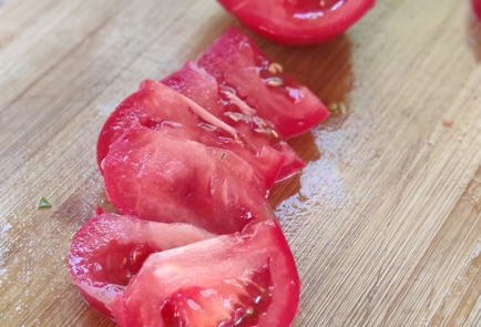 Фото шага рецепта Салат с бурратой помидорами и курицей гриль 174113 шаг 3  