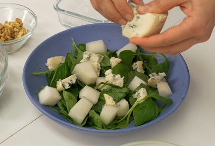 Фото шага рецепта Салат с дыней и голубым сыром 137106 шаг 3  