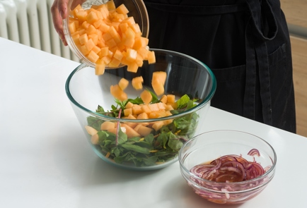 Фото шага рецепта Салат с дыней красным луком и грецкими орехами 152415 шаг 8  