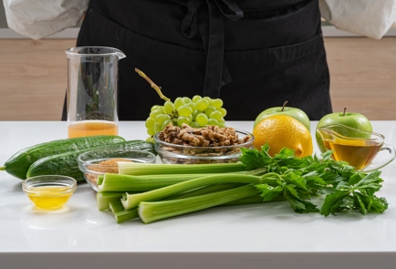 Фото шага рецепта Салат с грецкими орехами и сельдереем 174798 шаг 1  