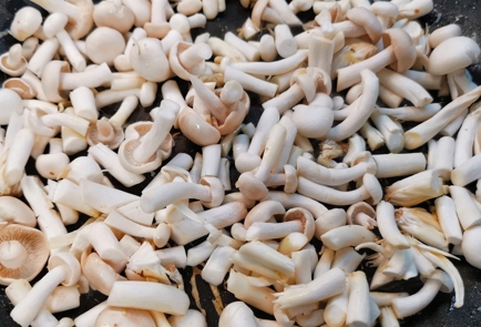 Фото шага рецепта Салат с грибами шимеджи и базиликом 152662 шаг 8  