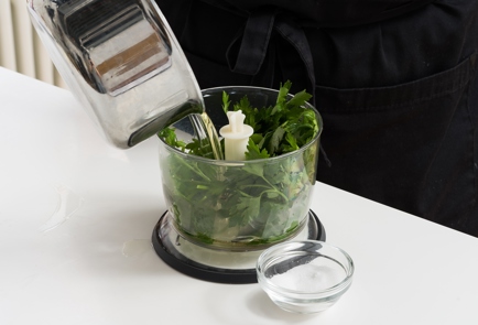 Фото шага рецепта Салат с халуми и зеленым маслом 152633 шаг 1  