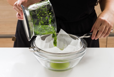 Фото шага рецепта Салат с халуми и зеленым маслом 152633 шаг 2  