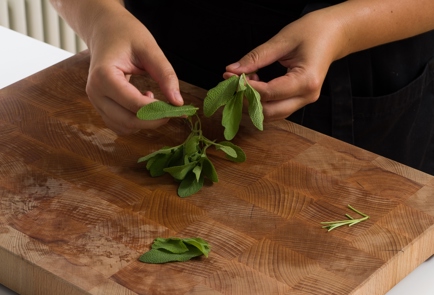 Фото шага рецепта Салат с халуми и зеленым маслом 152633 шаг 3  