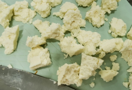 Фото шага рецепта Салат с хурмой и сыром 175208 шаг 4  