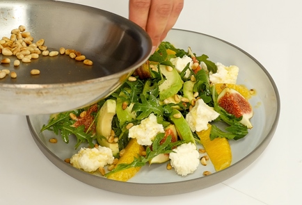 Фото шага рецепта Салат с инжиром авокадо и фермерским сыром 93794 шаг 4  