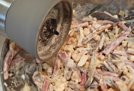 Фото шага рецепта Салат с колбасой 190743 шаг 10