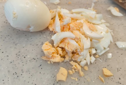 Фото шага рецепта Салат с колбасой 190743 шаг 2