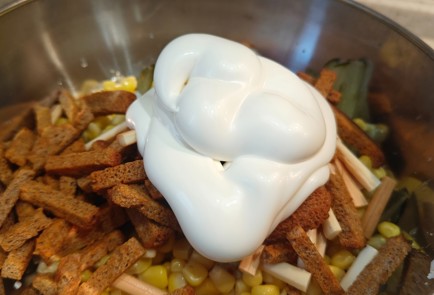 Фото шага рецепта Салат с колбасой 190743 шаг 9