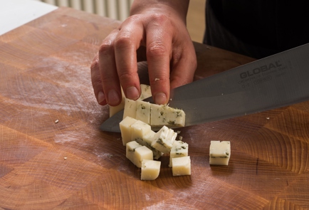Фото шага рецепта Салат с копченым беконом грушей и голубым сыром 152407 шаг 6  