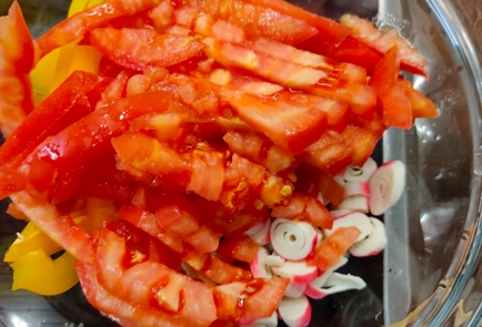 Фото шага рецепта Салат с крабовыми палочками перцем и помидором 175166 шаг 8  