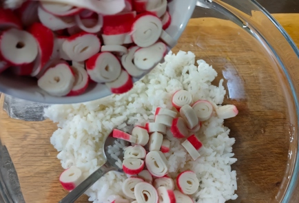Фото шага рецепта Салат с крабовыми палочками рисом и кукурузой 175138 шаг 12  