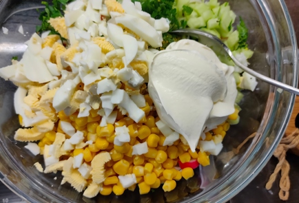 Фото шага рецепта Салат с крабовыми палочками рисом и кукурузой 175138 шаг 16  