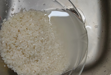 Фото шага рецепта Салат с крабовыми палочками рисом и кукурузой 175138 шаг 3  