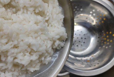 Фото шага рецепта Салат с крабовыми палочками рисом и кукурузой 175138 шаг 9  