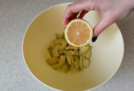 Фото шага рецепта Салат с креветками и авокадо 175932 шаг 5  