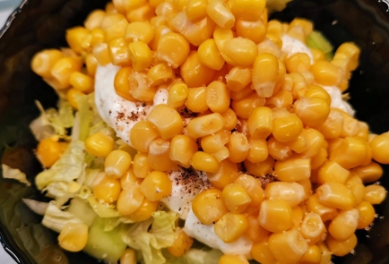 Фото шага рецепта Салат с кукурузой и сухариками 175192 шаг 4  