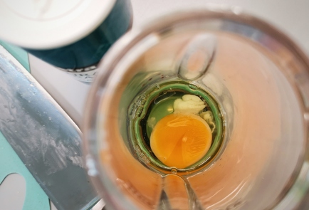 Фото шага рецепта Салат с курицей и перепелиными яйцами в соусе 151275 шаг 14  