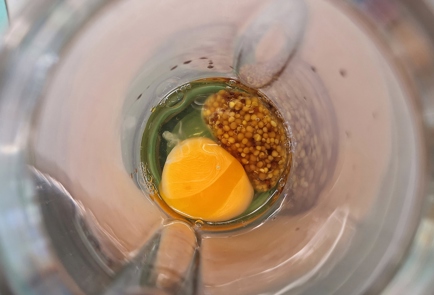 Фото шага рецепта Салат с курицей и перепелиными яйцами в соусе 151275 шаг 15  