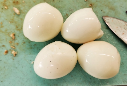 Фото шага рецепта Салат с курицей и перепелиными яйцами в соусе 151275 шаг 31  
