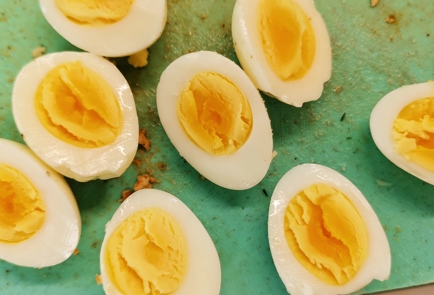 Фото шага рецепта Салат с курицей и перепелиными яйцами в соусе 151275 шаг 32  
