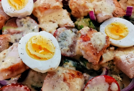 Фото шага рецепта Салат с курицей и перепелиными яйцами в соусе 151275 шаг 34  
