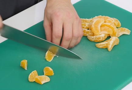 Фото шага рецепта Салат с мандаринами и камамбером 126198 шаг 3  