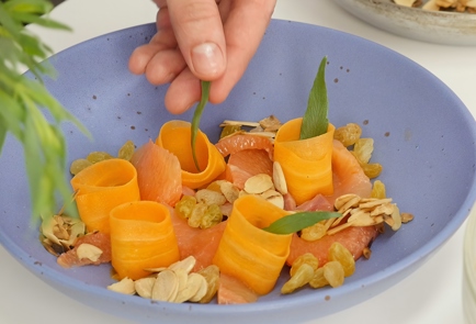 Фото шага рецепта Салат с морковью красной рыбой и миндалем 93022 шаг 6  