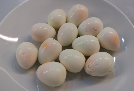 Фото шага рецепта Салат с перепелиными яйцами 186432 шаг 12  