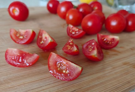 Фото шага рецепта Салат с помидорами черри и моцареллой 186703 шаг 2  