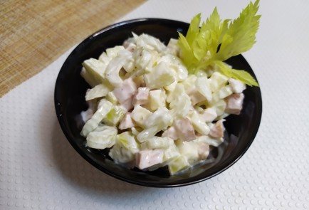 Фото шага рецепта Салат с сельдереем и копченой курицей 190133 шаг 10