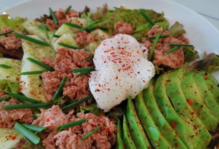 Фото шага рецепта Салат с тунцом и авокадо 186552 шаг 10  