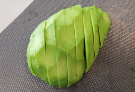 Фото шага рецепта Салат с тунцом и авокадо 186552 шаг 3  