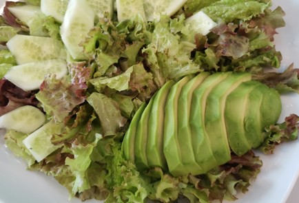 Фото шага рецепта Салат с тунцом и авокадо 186552 шаг 4  