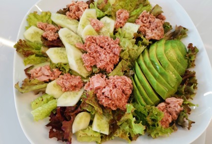 Фото шага рецепта Салат с тунцом и авокадо 186552 шаг 7  