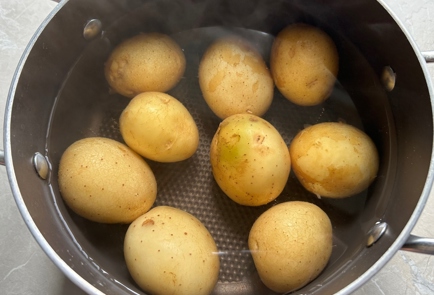 Фото шага рецепта Салат с тунцом и молодым картофелем 174126 шаг 2  