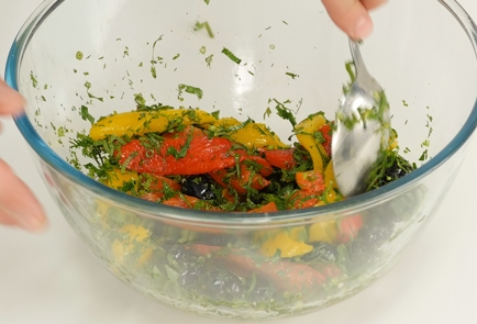 Фото шага рецепта Салат с жареным халуми сладким перцем и маслинами 93026 шаг 4  