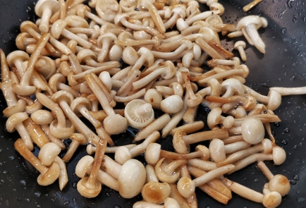 Фото шага рецепта Салат в нежном соусе из грибов шимеджи 151364 шаг 19  