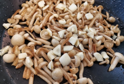 Фото шага рецепта Салат в нежном соусе из грибов шимеджи 151364 шаг 20  