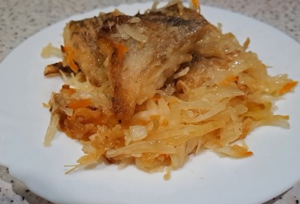 Фото шага рецепта Щука на сковороде с квашеной капустой 190838 шаг 10  