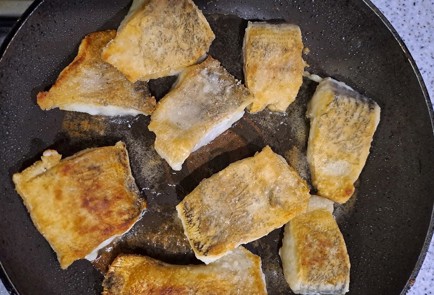 Фото шага рецепта Щука на сковороде с квашеной капустой 190838 шаг 6  