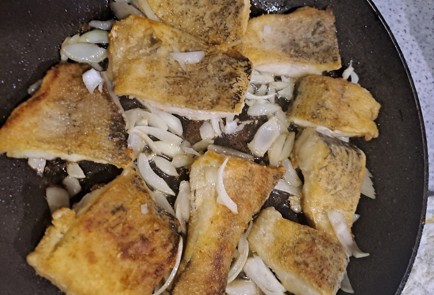 Фото шага рецепта Щука на сковороде с квашеной капустой 190838 шаг 7  